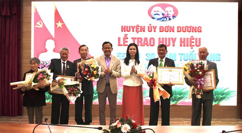 Lãnh đạo Huyện ủy Đơn Dương trao Huy hiệu 55 tuổi Đảng cho các đảng viên