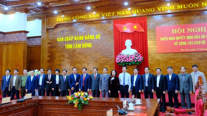 Các đồng chí Ủy viên Ban Thường vụ Tỉnh ủy Lâm Đồng chụp hình lưu niệm cùng các đồng chí lãnh đạo Trung ương