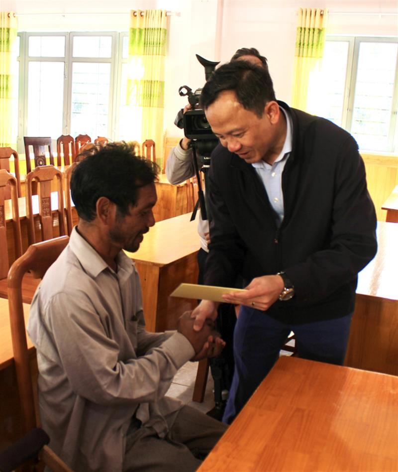 Đồng chí Trương Văn Tùng - Bí thư Huyện ủy Đơn Dương chúc tết các gia đình có hoàn cảnh khó khăn xã Lạc Xuân