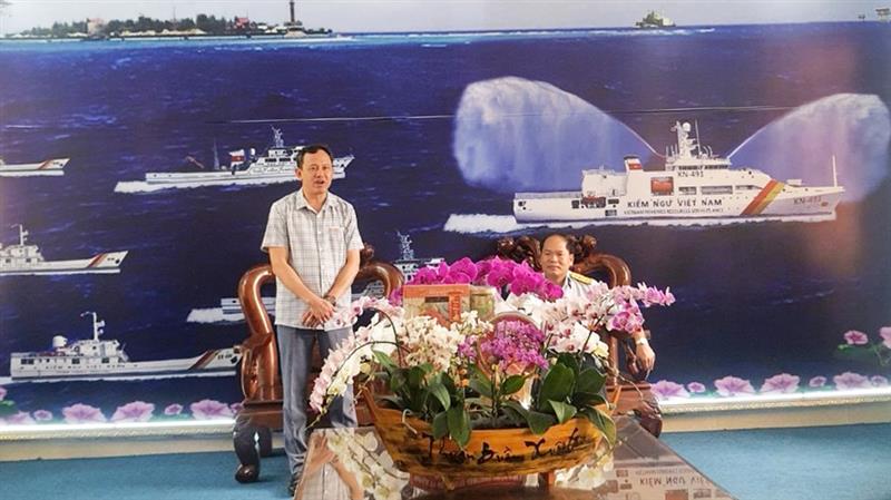 Bí thư Huyện ủy Trương Văn Tùng thay mặt cán bộ, nhân dân huyện Đơn Dương gởi lời chúc tết Chi đội Kiểm ngư số 4