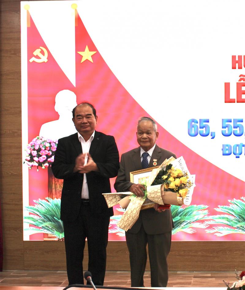 Đồng chí Dương Đức Đại - Phó Bí thư Huyện ủy, Chủ tịch UBND huyện trao Huy hiệu 50 năm tuổi Đảng