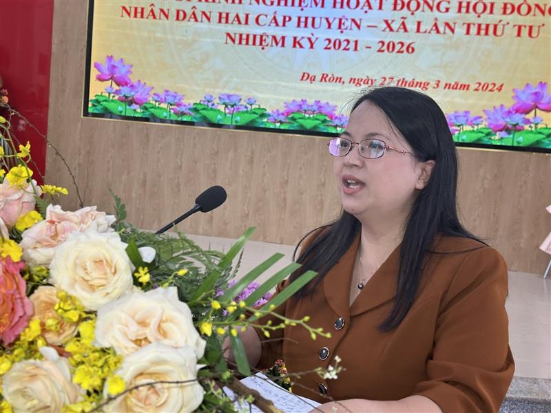 Đồng chí Dương Thị Ngà - Trưởng Ban Pháp chế HĐND tỉnh, phát biểu chia sẻ kinh nghiệm tại hội nghị