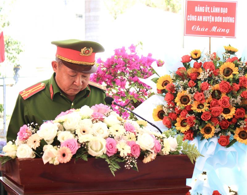 Thượng tá Tào Nguyễn Quang Minh - Trưởng Công an huyện báo cáo tình hình thực hiện đảm bảo ANTT và Đề án 06 tại xã Ka Đô