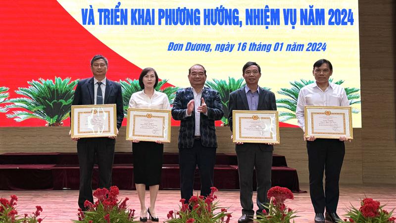 Đồng chí Dương Đức Đại - Chủ tịch UBND huyện trao bằng khen cho các cá nhân có thành tích xuất sắc năm 2023