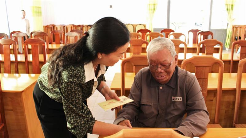 Đồng chí Lê Thị Thêu - Giám đốc Sở Lao đông, Thương binh và Xã hội tặng quà bà con xã Lạc Xuân
