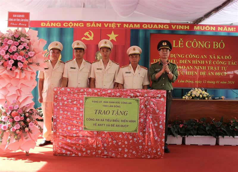 Đại tá Nguyễn Quang Thống- Phó Giám đốc Công an tỉnh Lâm Đồng trao tặng quà cho Công an xã Ka Đô