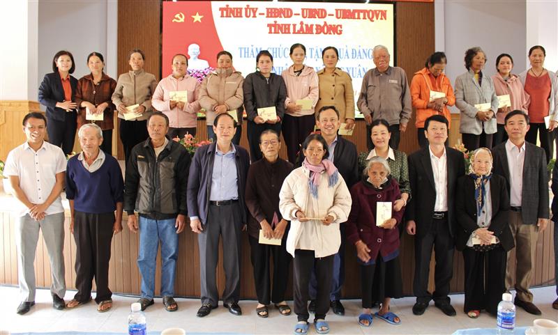 Các đồng chí lãnh đạo chụp ảnh lưu niệm cùng bà con Nhân dân xã Lạc Xuân