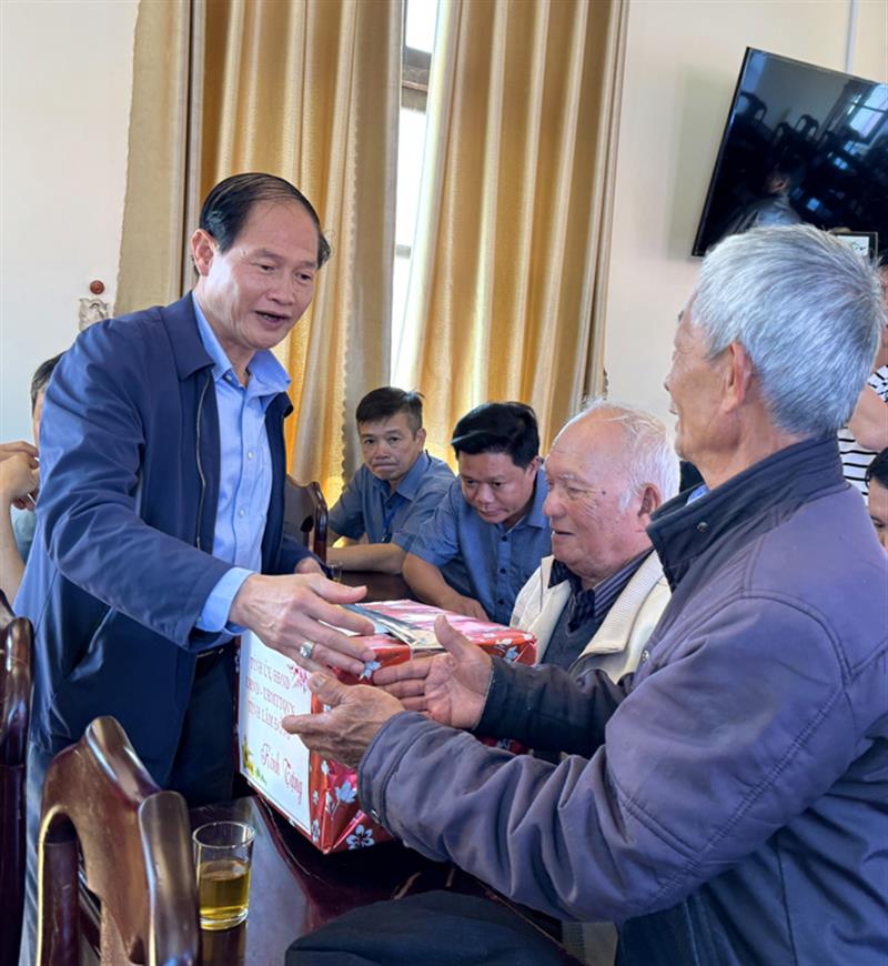 Đồng chí Nguyễn Trọng Ánh Đông - Ủy viên Ban Thường vụ, Trưởng Ban Tổ chức Tỉnh ủy tặng quà chúc Tết cho gia đình chính sách tại thị trấn D'ran