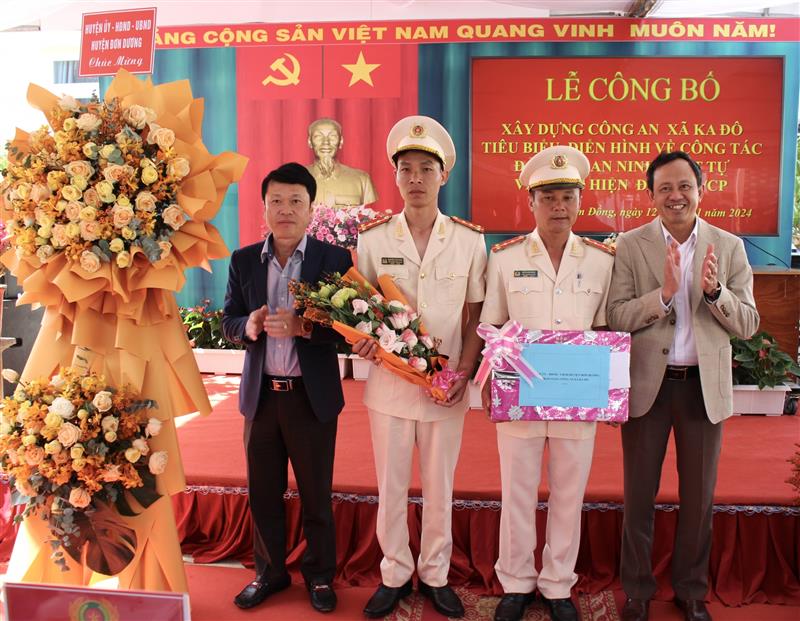 Lãnh đạo huyện Đơn Dương trao tặng qùa chúc mừng Công an xã Ka Đô