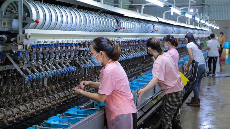 Công nhân làm việc tại Nhà máy Se tơ ở huyện vùng xa Đam Rông