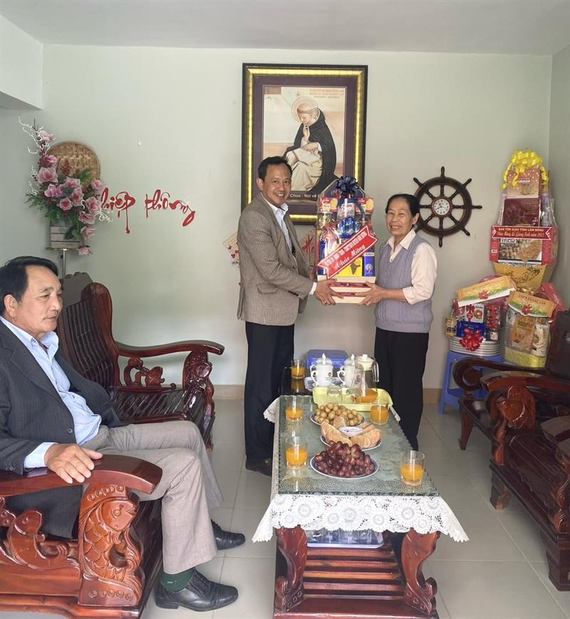 Bí thư Huyện ủy Đơn Dương Trương Văn Tùng gởi lời chúc bà con giáo dân có một mùa Giáng sinh vui tươi, an lành, tràn đầy hồng ân Thiên Chúa