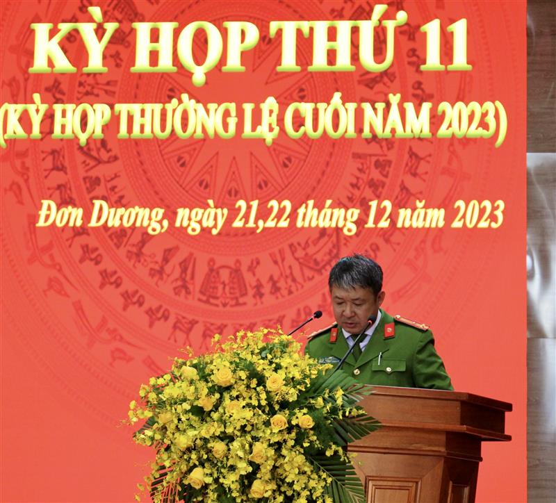 Thượng tá Tào Nguyễn Quang Minh - Trưởng Công an huyện Đơn Dương báo cáo tại kỳ họp