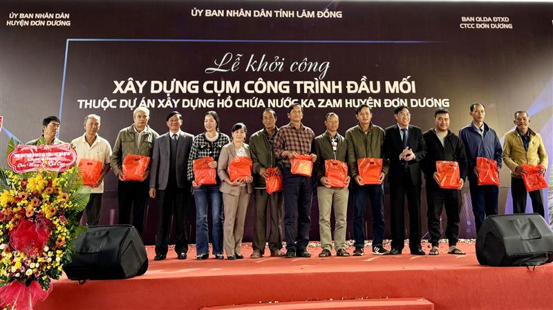 Bí thư Tỉnh ủy Trần Đức Quận và Phó Chủ tịch UBND tỉnh Võ Ngọc Hiệp tặng quà cho các hộ dân trong vùng dự án