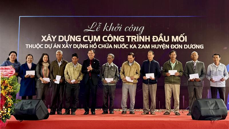 Bí thư Huyện ủy Đơn Dương Trương Văn Tùng trao tặng quà cho các già làng, chức sắc, trưởng thôn có nhiều đóng góp trong vận động bà con nhân dân cùng đồng lòng, ủng hộ dự án
