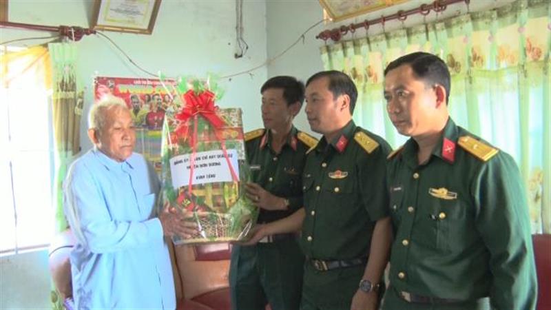 Ban chỉ huy Quân sự huyện Đơn Dương tổ chức đi thăm và tặng quà các gia đình thương binh thời kỳ kháng chiến chống Pháp