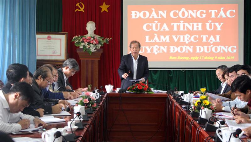 Đồng chí Nguyễn Xuân Tiến - Ủy viên Ban Chấp hành Trung ương Đảng, Bí thư Tỉnh ủy, phát biểu chỉ đạo tại buổi làm việc với huyện Đơn Dương