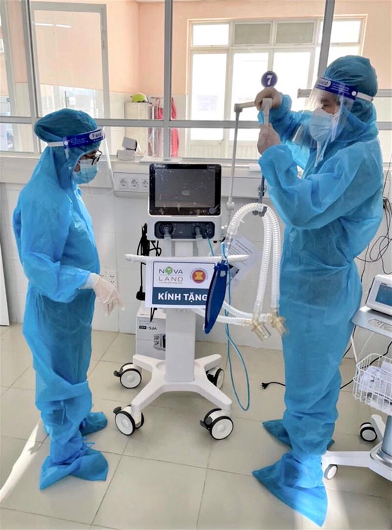 Bệnh viện Nhi Lâm Đồng tiếp nhận máy thở từ nhà tài trợ để phục vụ điều trị bệnh nhân Covid-19