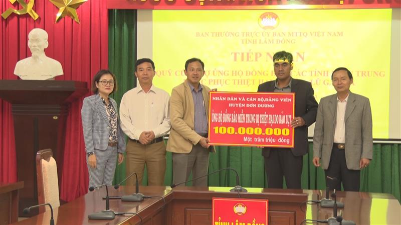 Lãnh đạo huyện Đơn Dương trao tặng số tiền ủng hộ đồng bào Miền Trung bị bão lụt