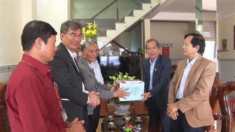 Đồng chí Bí thư Tỉnh ủy thăm gia đình chính sách huyện Đơn Dương