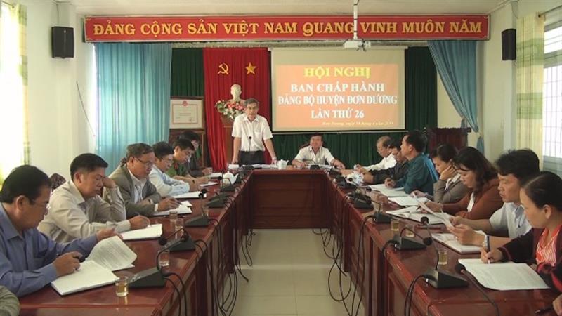 Đồng chí Đinh Ngọc Hùng Bí thư Huyện ủy chủ trì hội nghị