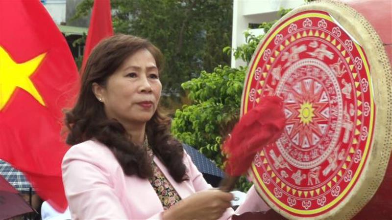 Đồng chí Nguyễn Thị Lệ UVBTV - Trưởng Ban Dân vận Tỉnh ủy đánh trống khai giảng năm học mới