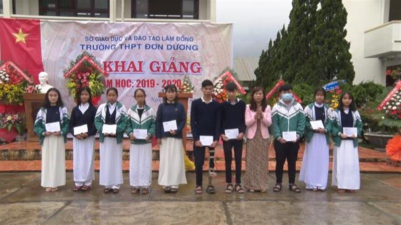 Đồng chí Nguyễn Thị Lệ UVBTV - Trưởng Ban Dân vận Tỉnh ủy trao học bổng cho các học sinh có thành tích xuất sắc nhân dịp khai giảng năm học mới