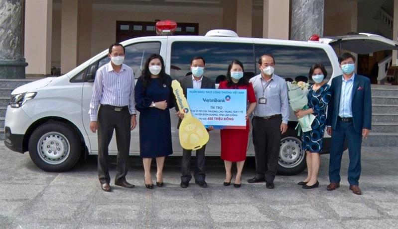 Lãnh đạo huyện Đơn Dương tiếp nhận xe cứu thương do Vietinbank Chi nhánh Lâm Đồng trao tặng